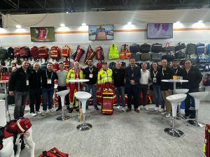 Equipo de Elite Bags en MEDICA 2025 junto al stand con mochilas y bolsas de emergencias