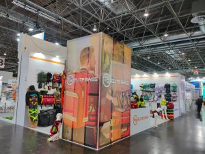 Stand de Elite Bags en MEDICA 2025 con exposición de mochilas y bolsas de emergencias