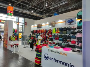 Productos de Elite Bags en MEDICA 2025 con mochilas de emergencias y bolsos sanitarios expuestos en el stand
